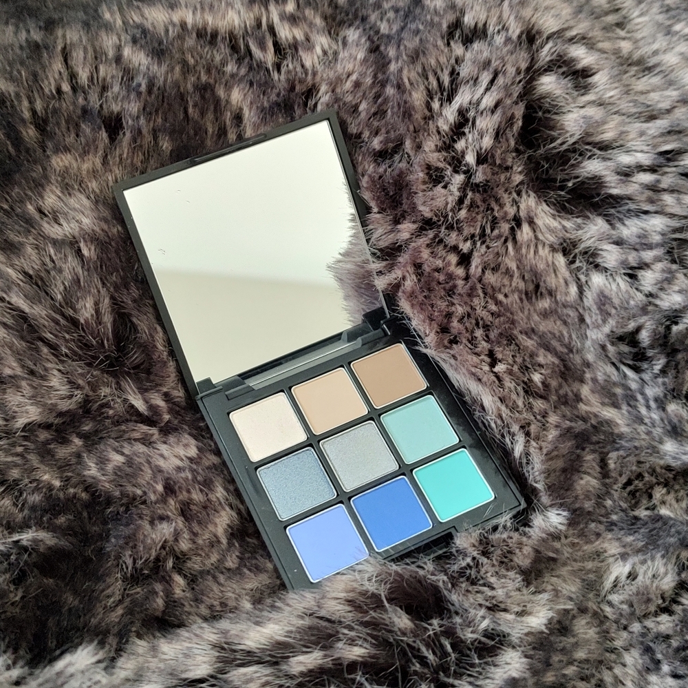 Blue mini eyeshadow palette
